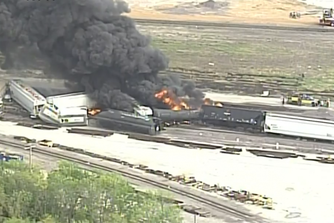 Train Derailment in Dupo IL Smoke Visible for 40 miles, Ethanol cars burning