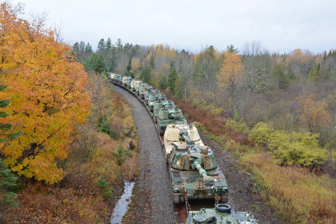 Estados Unidos traslada artillería autopropulsada a la frontera con Quebec;  Informes de tropas chinas uniformadas en Canadá