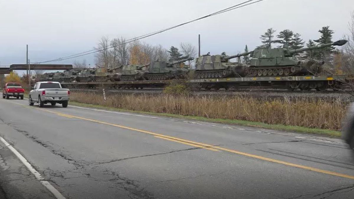 ***!!!-U.S. Moving Self-Propelled Artillery To Border with Quebec; Reports of Uniformed Chinese Troops in Canada Howitzers-Maine-3