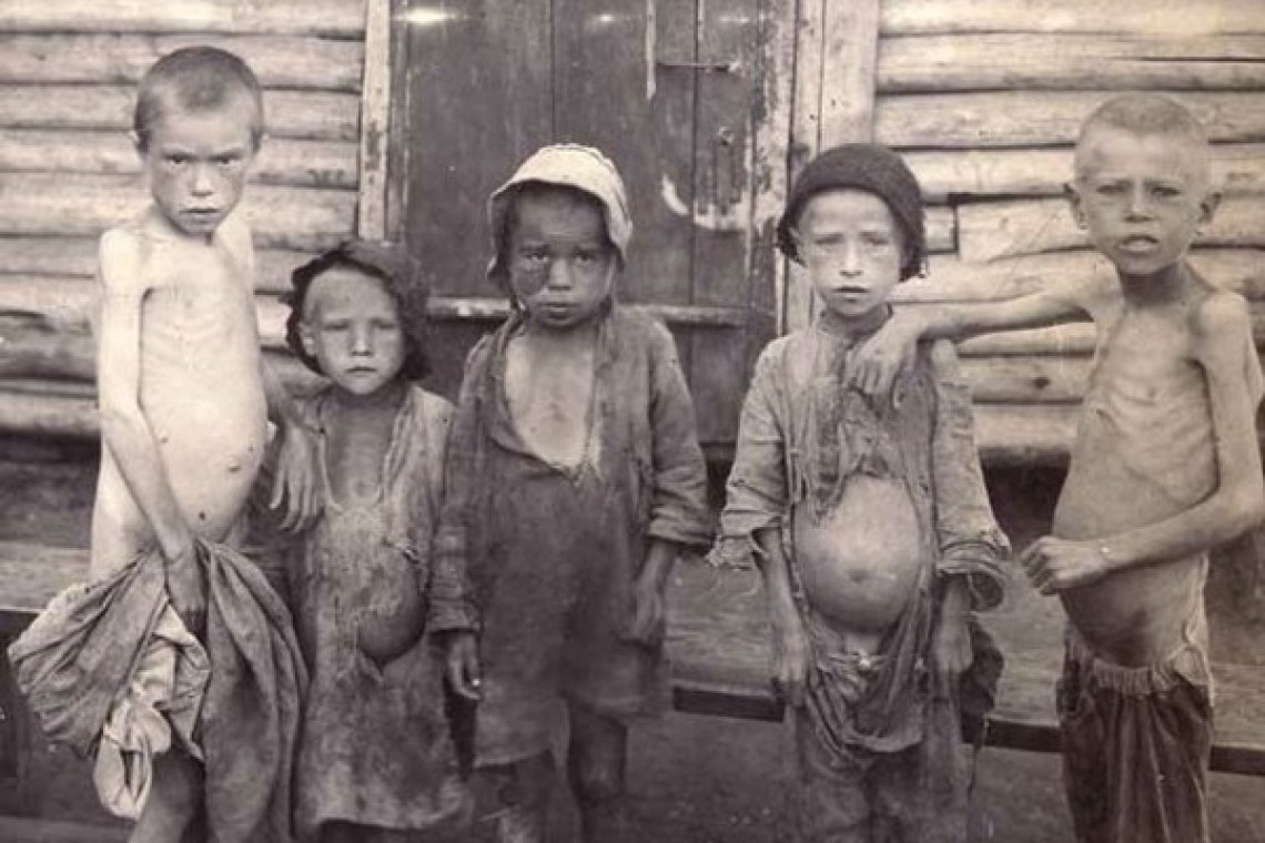 Голодающие дети в Бузулуке (Самарская Губерния), 1921-1922 гг.