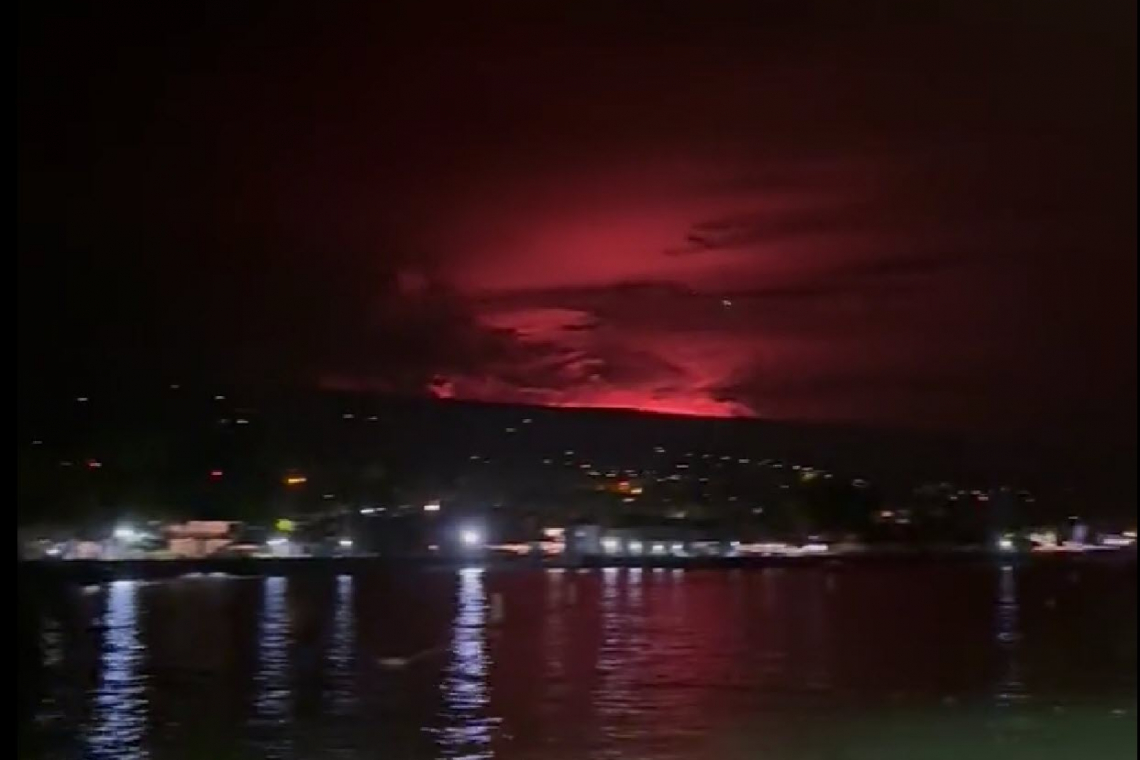 Hawaii's Mauna Loa Volcano ERUPTS!