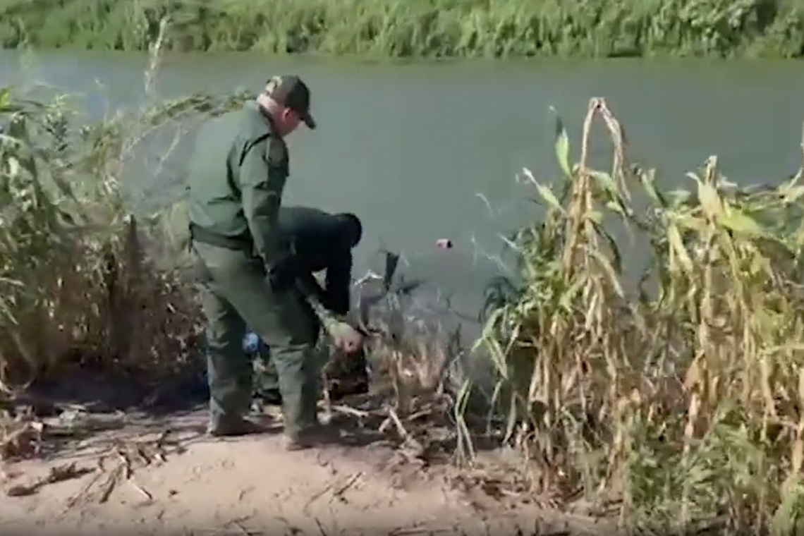 TREASON on Video: Border Patrol CUTS Barbed Wire to ALLOW Illegal Aliens to Invade USA