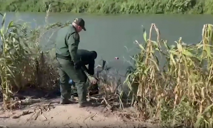 TREASON on Video: Border Patrol CUTS Barbed Wire to ALLOW Illegal Aliens to Invade USA