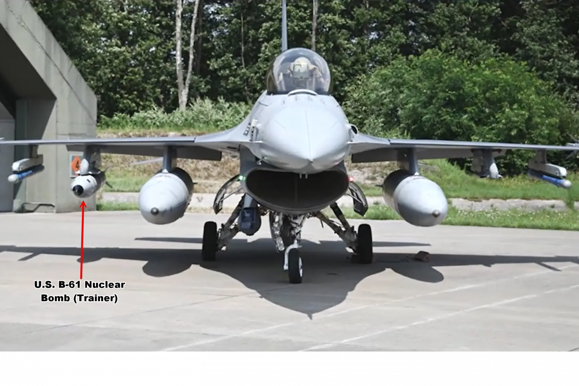 Не столь уж тонкое послание Запада России: появилась фотография F-16 с американским ядерным оружием (учебно-тренировочным) на крыле;  Украина?