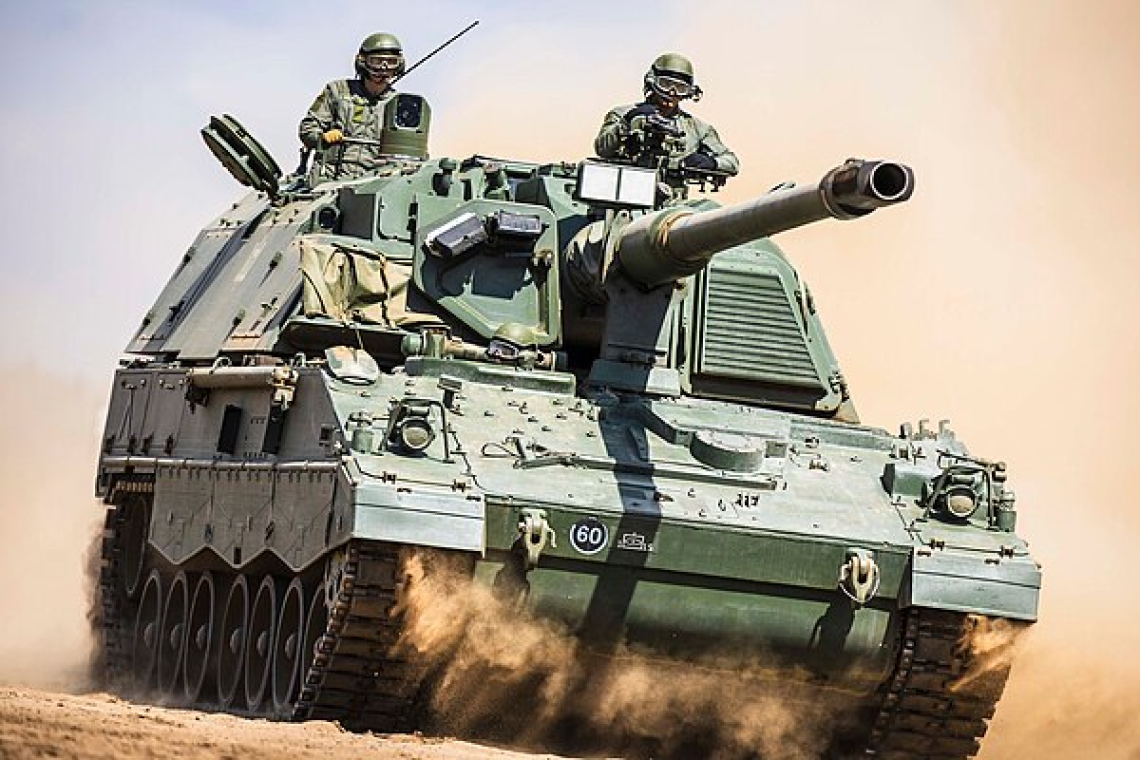 Ukraine Using GERMAN HOWITZERS to Artillery-Shell Russia