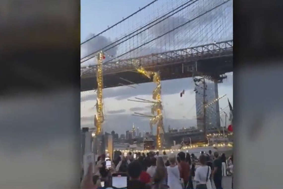 Catastrophe as Mexican Sailing Ship Strikes Brooklyn Bridge in NYC