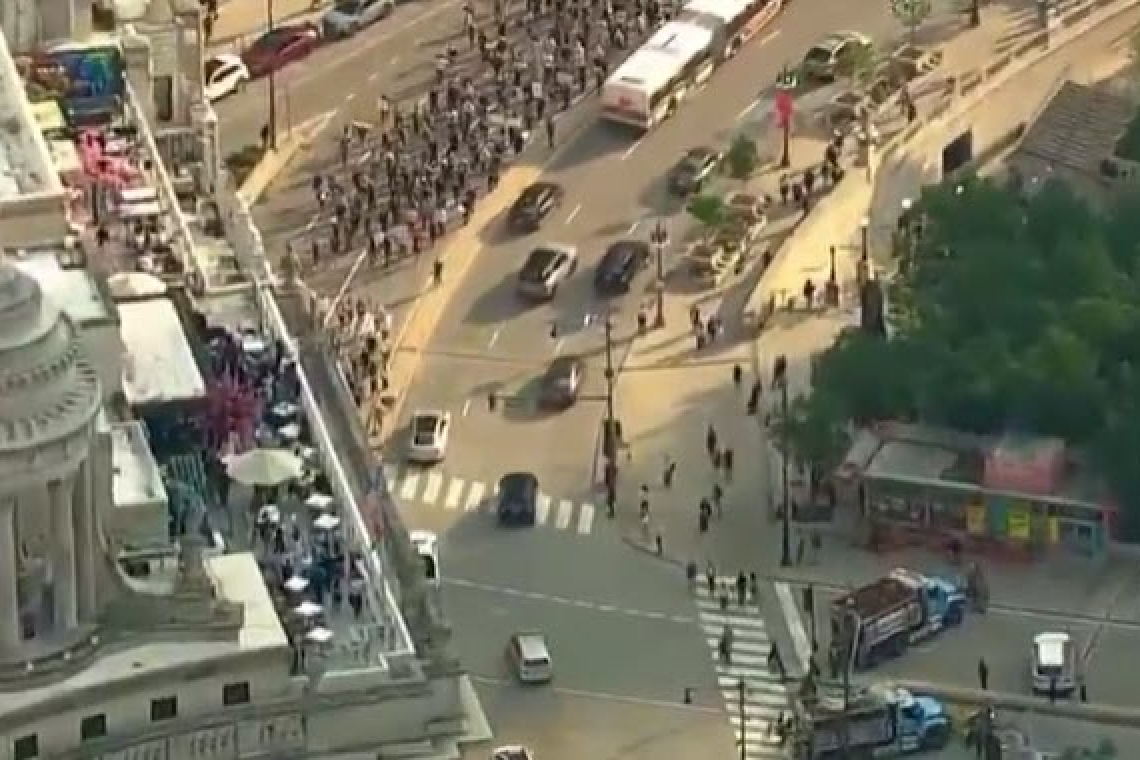 BREAKING: CLASHES AND ARRESTS AS I.C.E. PROTESTS ERUPT IN DOWNTOWN CHICAGO