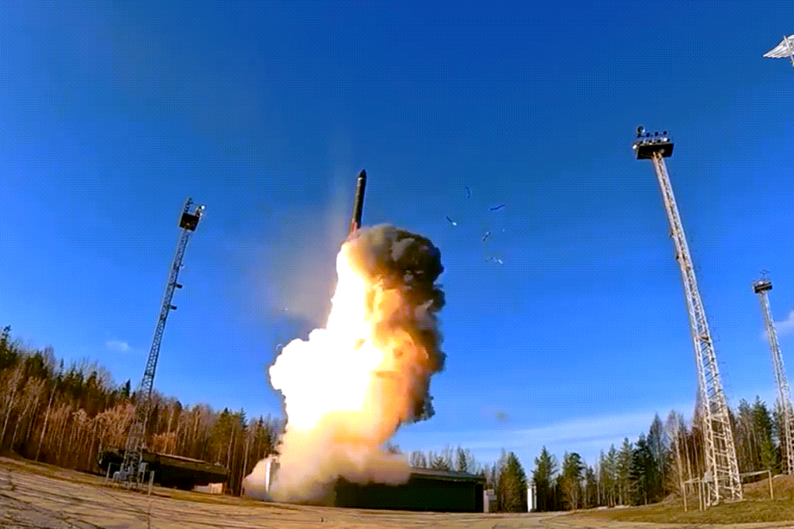 Russia Test-Fires &quot;YARS&quot; Nuclear-Capable Missile - Warning to Trump